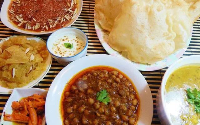 لاہور میں چھٹی کے روز ناشتے کی رونقیں،دکانوں پر رش