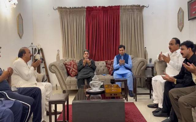 ذیشان ملک کی سینئر صحافی افتخار احمد کے گھر آمد، بھائی کے انتقال پر تعزیت