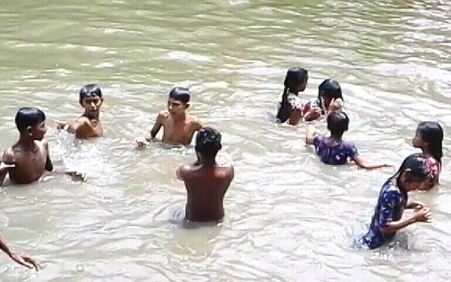 گرمی کا موسم؛ منچلوں کی بڑی تعداد میں نہر میں ڈوبکیاں