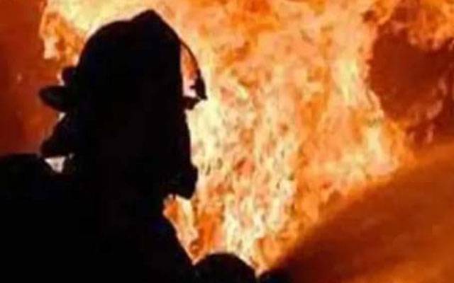 لاہور: رنگ محل چوک کے بوبی پلازہ میں آتشزدگی،بروقت قابو پالیاگیا