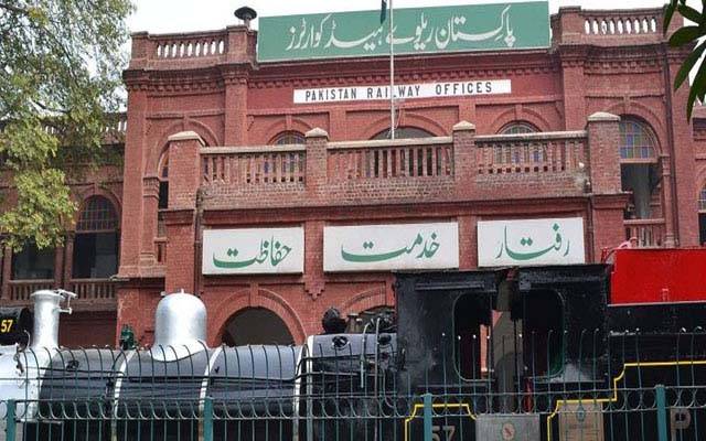 مال مفت دل بے رحم ; ریلوے کےاعلیٰ افسروں کا اپنے آپ کو بہترین کارکردگی پر کیش ایوارڈ دینے کا اعلان 