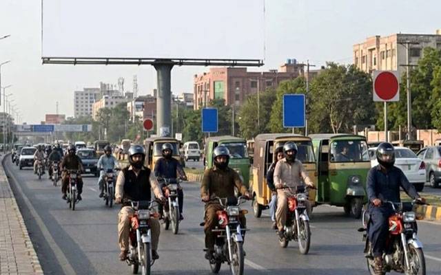 لاہور میں اے آئی سروے: 97 فیصد سے زائد موٹرسائیکل سوار ہیلمٹ کے پابند نکلے
