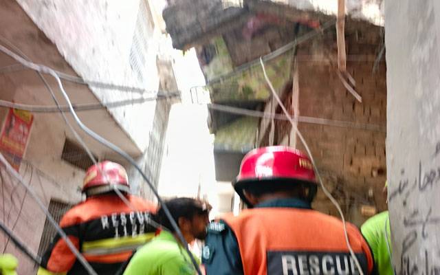 باغبانپورہ میں زیرِ تعمیر عمارت کی دیوار گر گئی، ایک بچہ جاں بحق، 4 زخمی