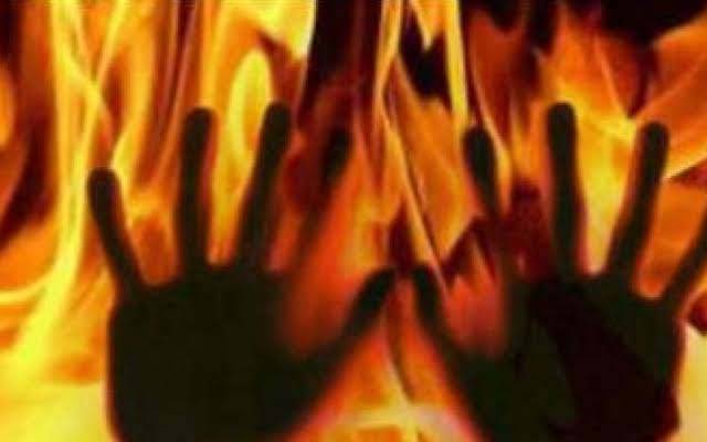  کالا جادو اور جن کا شبہ: ماں نے بیٹوں اور بیٹی کیساتھ مل کر حقیقی بیٹی کو زندہ جلا ڈالا