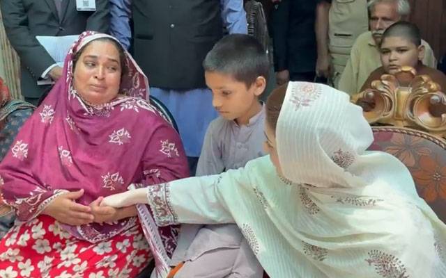 کاہنہ سانحہ: مریم نواز کی سوگوار خاندانوں سے ملاقات، مالی امداد کے چیک تقسیم