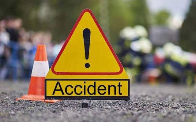 نشتر کالونی میں موٹرسائیکل کو بچاتے تیز رفتار کوسٹر درخت سے ٹکرا گئی، 12 افراد زخمی