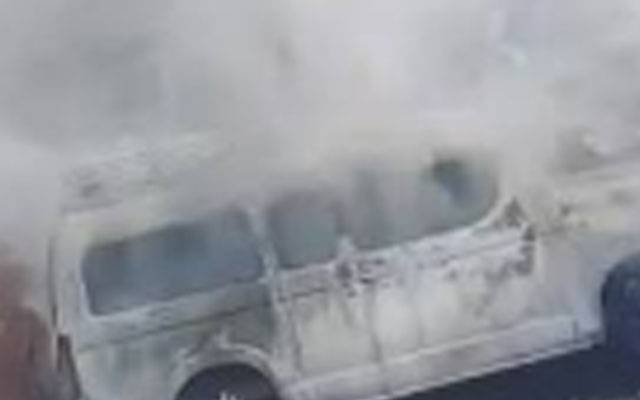 موٹروے پولیس کی بروقت کارروائی، جلتی مسافر بس سے تمام افراد کو بحفاظت ریسکیو کر لیا