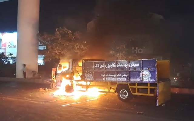 میٹروپولیٹن کارپوریشن کی اینٹی انکروچمنٹ گاڑی نذر آتش
