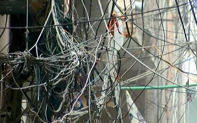 اچھرہ ماربل مارکیٹ میں بجلی کی خطرناک تاریں، مکینوں کا فوری کارروائی کا مطالبہ