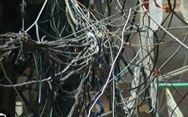 مصطفی پارک کی گلیوں ،بازاروں میں بجلی کی لٹکتی تاریں،شہریوں کی زندگی اجیرن