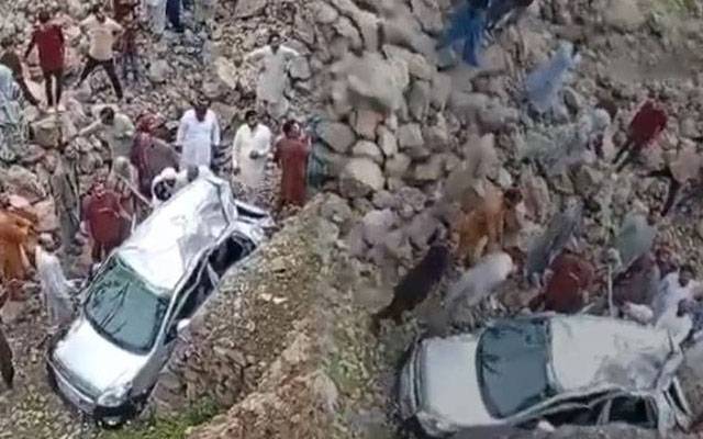 ایبٹ آباد : گاڑی کھائی میں جاگری، ایک خاتون جاں بحق، 4 افراد زخمی