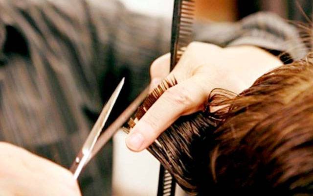 فٹ پاتھ پر قائم حجام خانے، کم آمدنی والے طبقے کیلئے بڑی سہولت 
