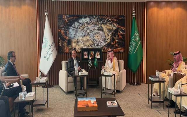 وفاقی وزیر خزانہ اور وزیر توانائی کی سعودی وزیرِ خزانہ محمد بن عبداللہ الجدعان سے ملاقات