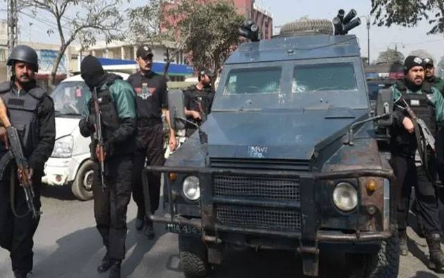 کاہنہ:سی سی ڈی کا چھاپہ، ملزم گرفتاری سے بچنے کیلئے چھت سے کود پڑا
