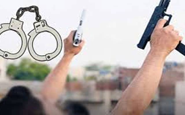 مزنگ: اسلحے کی نمائش اور ہوائی فائرنگ کرنے والے 2 ملزمان گرفتار