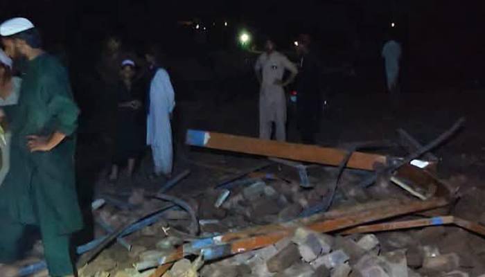 کوہاٹ میں بارش کے دوران کچے مکان کی چھت گرگئی، ملبے تلے دب کر بچوں اور خواتین سمیت 11 افراد جاں بحق