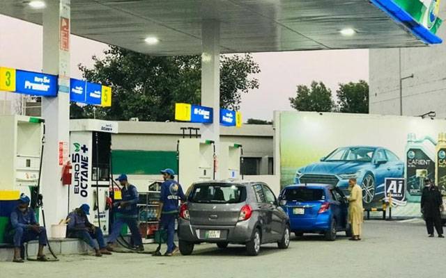 کسٹمز تاخیر یا خام تیل کی مہنگائی؟ پیٹرول سپلائی میں کمی کی وجوہات سامنے آگئیں