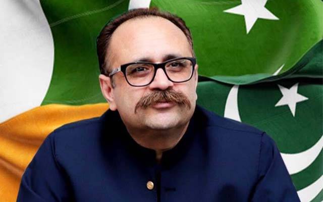 سابق وزیر اعظم آزاد کشمیر سردار تنویر الیاس کے قافلے پر فائرنگ اور پتھراو؛ سیکورٹی گارڈ جاں بحق