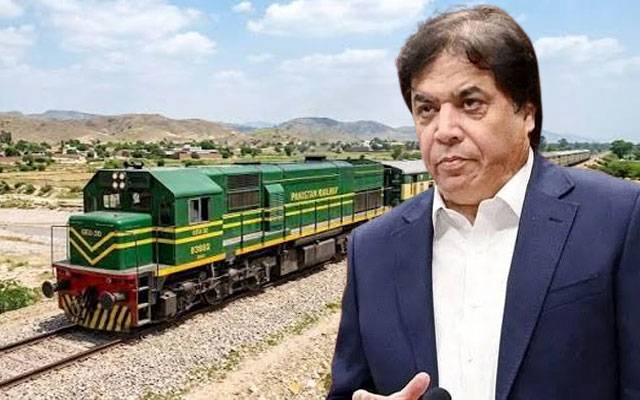 وفاقی وزیرِ ریلوے محمد حنیف عباسی نے ٹرین کا افتتاح کیا