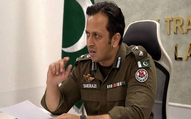 ہیلمٹ قوانین پر غفلت، سی ٹی او لاہور کا 6 ٹریفک انسپکٹرز کو شوکاز نوٹس