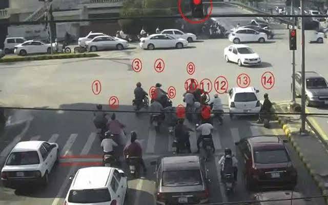 بھاری جرمانوں کے باوجود شہر میں ٹریفک قوانین کی خلاف ورزیوں جاری 