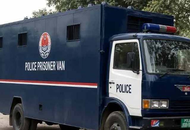  عدالت میں پیشی کیلئے لائے گئے چار ملزمان فرار ، ایک ملزم دوبارہ گرفتار 