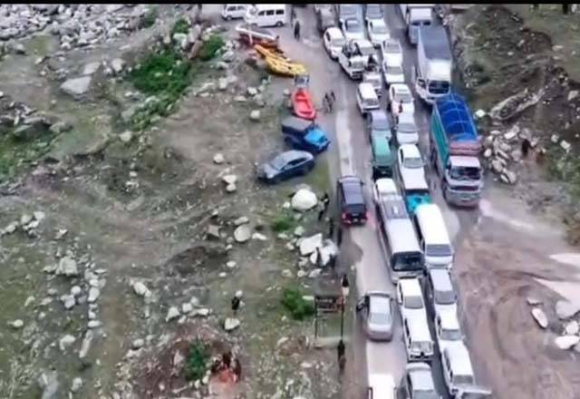 مانسہرہ ،لینڈ سلائیڈنگ سے ناران۔جھیل کھڈ روڈ پر پھنسے ہزاروں سیاحوں کو بحفاظت نکال لیا گیا