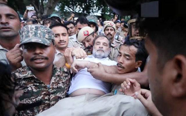 راہول گاندھی کو احتجاج کے دوران حراست میں لے لیا گیا