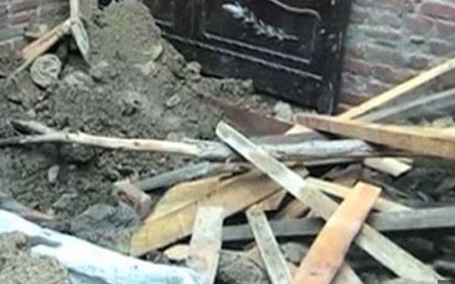 رائیونڈ میں گھر کی بوسیدہ چھت گر گئی، ایک شخص جاں بحق، بچے سمیت 3 زخمی