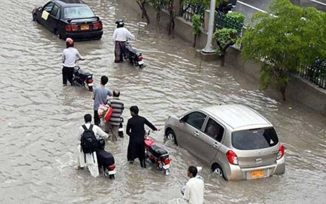 بارش کے بعد جوہر ٹاؤن کی سڑکیں پانی میں ڈوب گئیں