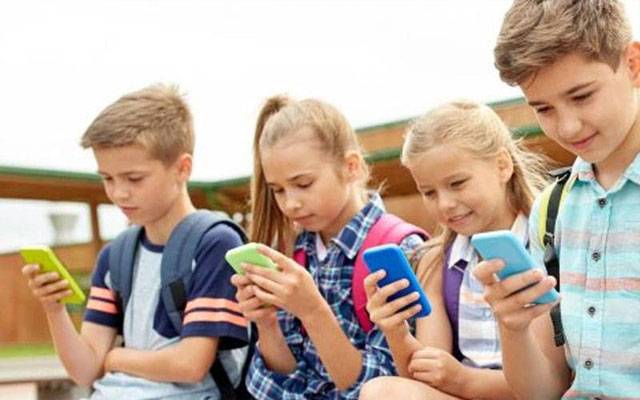 فرانس : 15 سال سے کم عمر بچوں کیلئے سوشل میڈیا تک رسائی پر پابندی کا بل منظور