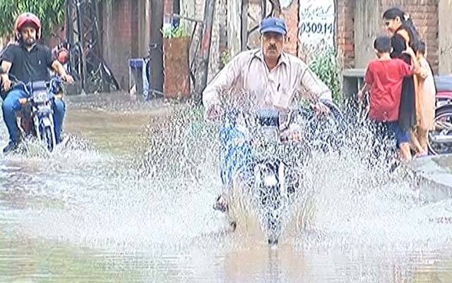 لاہور میں مسلسل بارش کے بعد مختلف علاقوں کی مرکزی شاہراہیں زیرِ آب