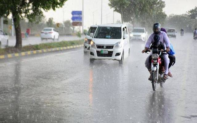 لاہور کے مختلف علاقوں میں کہیں ہلکی، کہیں تیز بارش، موسم خوشگوار