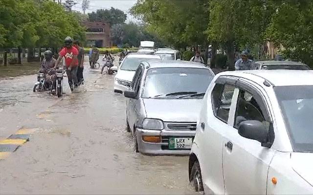 بارشی پانی کی نکاسی نہ ہونے سے گاڑیاں اور موٹرسائیکلیں بند، شہری شدید مشکلات کا شکار