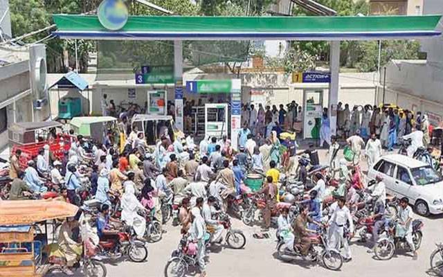 مختلف علاقوں میں بعض پیٹرول پمپس بند، کھلے پمپس پر شہریوں کا رش