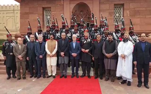 ایرانی وزیر داخلہ سکندر مومنی کی لاہور آمد: وفاقی وزیر داخلہ اور گورنرپنجاب کے ہمراہ مزار اقبال اور دربار بی بی پاکدامن حاضری 