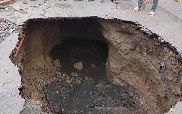 بھیکے وال موڑ کے پاس سروس روڈ پر 10 فٹ گہرا شگاف پڑ گیا 