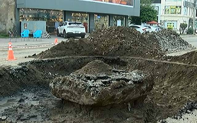 خیابان فردوسی روڈ پر ایک اورگڑھا پڑ گیا
