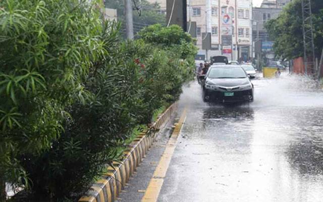 لاہور کے مختلف علاقوں میں بارش، ٹھنڈی ہواؤں سے موسم خوشگوار