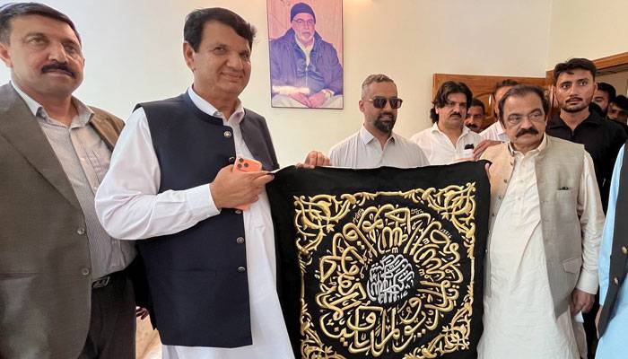 رانا ثنا اور امیر مقام کی برطانوی بزنس مین سے ملاقات، راجہ وسیم نے غلاف کعبہ بطور تحفہ پیش کیا
