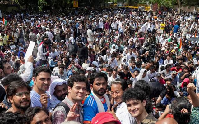 طلبا کا احتجاج رنگ لے آیا، بھارتی وزیرِ تعلیم نے استعفیٰ دیدیا 
