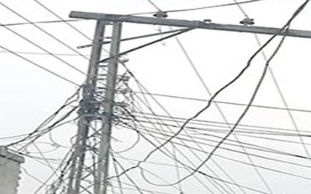 فیروزپور روڈ چراغ پارک میں بجلی کے جھکے کھمبے خطرہ بن گئے، مرمت کا مطالبہ