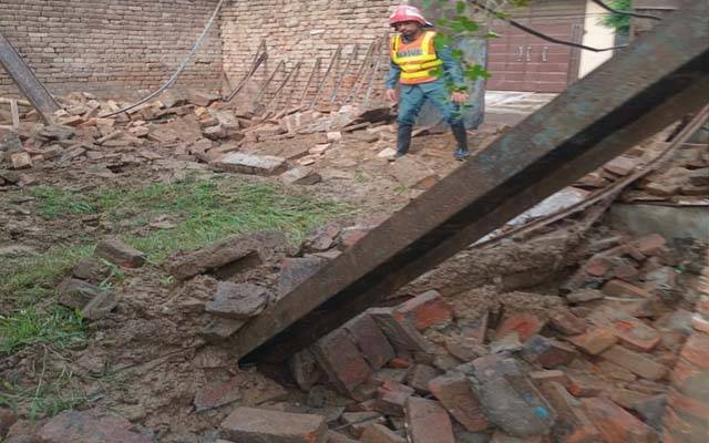 فیروز پور روڈ : خستہ حال کمرے کی چھت گر گئی ؛ 4 افراد زخمی 