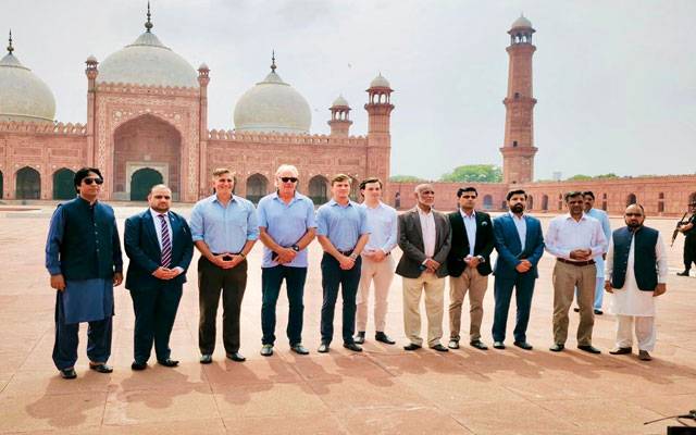 امریکی وفد کا لاہور کے تاریخی ورثے کا دورہ، بادشاہی مسجد اور شاہی قلعہ کی عظمت کو سراہا