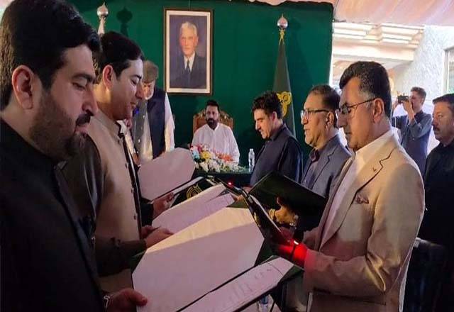 گلگت بلتستان،سات کابینہ اراکین نے وزارت کا حلف اٹھالیا،5 ارکان شامل نہ ہوسکے