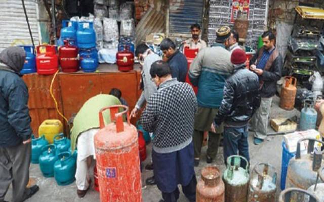 سوئی گیس کی بندش ، ایل پی جی مہنگی اور بلیک میں فروخت ہونے لگی