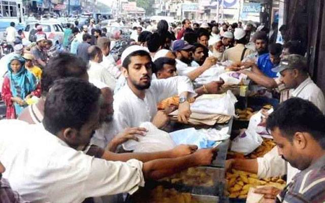  لاہور میں بارش کے بعد موسم خوشگوار، سموسوں کی دکانوں پر عوام کا رش  