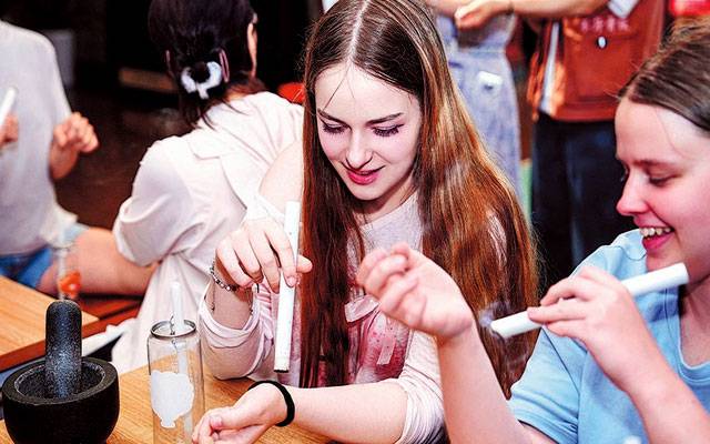 چینی نوجوانوں میں یہ قدیم علاج تیزی سے مقبول، وجہ کیا ہے؟