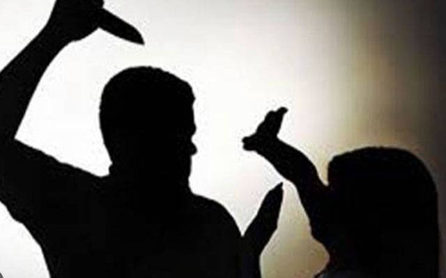 کاہنہ:نشئی باپ نے پیسے نہ دینے پر اپنی تین بیٹیو ں کو چھریوں کے وار کر کے زخمی کر دیا