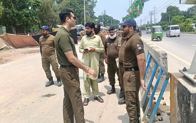 ایس پی سٹی عاطف امیر کا داتا دربار کا دورہ، سکیورٹی انتظامات کا جائزہ لیا 